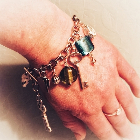 Handmade Glass and Keys charm bracelet - Picture 4 of 11
